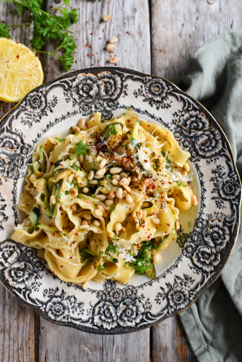 Krämig Zucchinipasta med parmesan, citron och pinjenötter - Salt som Socker