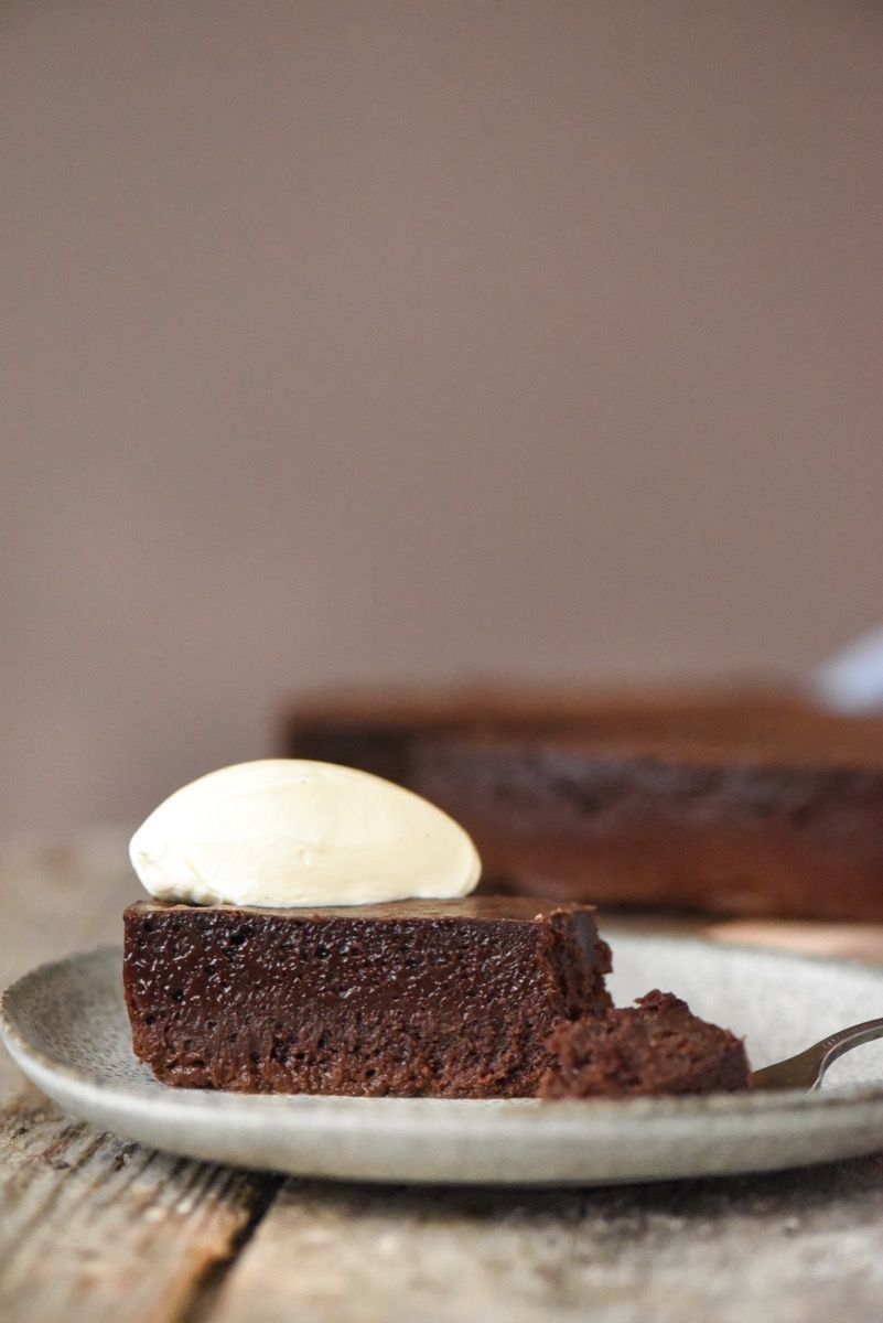 Nemesis Chocolate Cake Med Vispad Cr me Fraiche Salt Som Socker Nemesis Chocolate Cake Med Vispad Cr me Fraiche Salt Som Socker